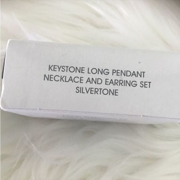 AVON NWT Keystone Long Pendant necklace and earring set Silvertone
New … - Picture 12 of 16